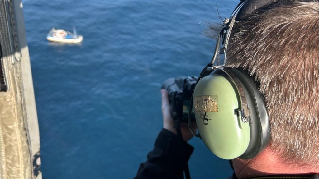 Polícia Federal, IBAMA e Marinha do Brasil realizam operação conjunta de combate à pesca ilegal em área protegida no litoral catarinense