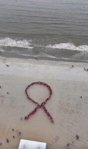 Laço humano na Praia Central marca o Outubro Rosa em BC