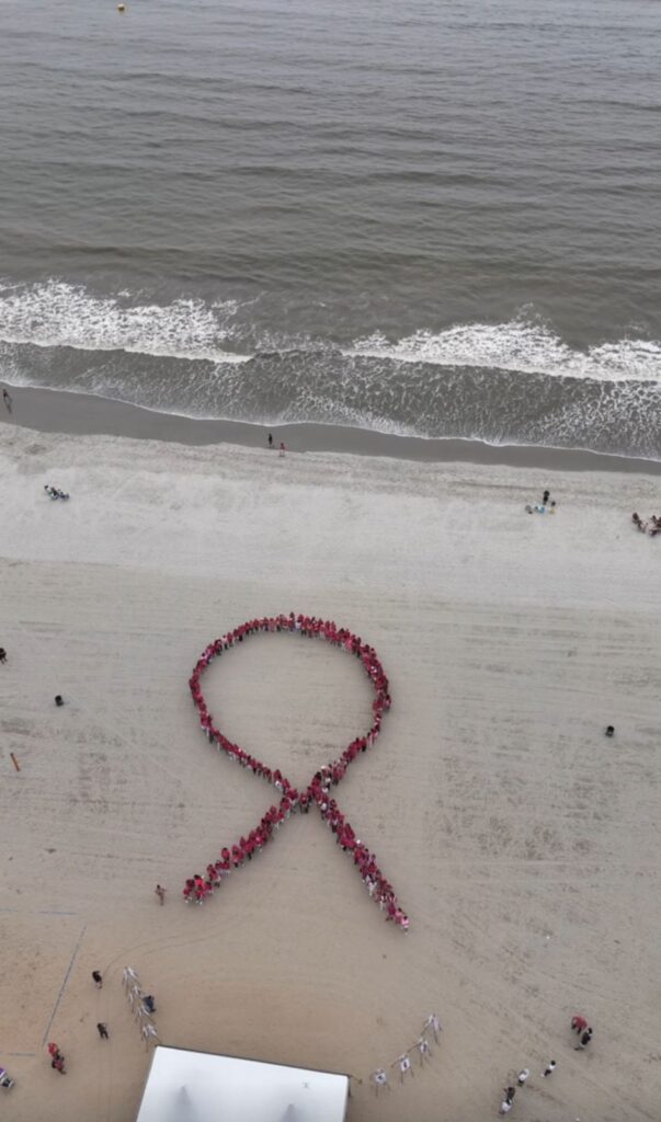 Laço humano na Praia Central marca o Outubro Rosa em BC