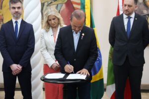 Governo de SC sanciona lei que aprimora Universidade Gratuita e Fumdesc e oficializa melhorias nos programas