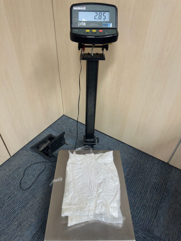 Mulher que tenta embarcar com drogas para a França é presa no Aeroporto de Navegantes