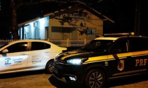 Criança de 8 anos que caminhava na BR-101 é resgatada em Porto Belo