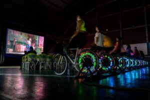 Cinema movido por energia limpa de bicicleta chega a Penha