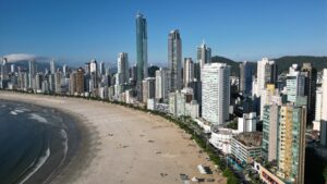 Mais de 12 mil turistas chegaram de ônibus em BC durante o feriado