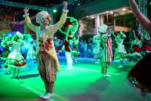 Mais de 30 mil pessoas lotaram a Avenida Atlântica para assistir o primeiro desfile de Natal