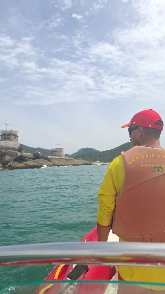 Corpo de Bombeiros mantém a busca por um homem vítima de afogamento em Porto Belo