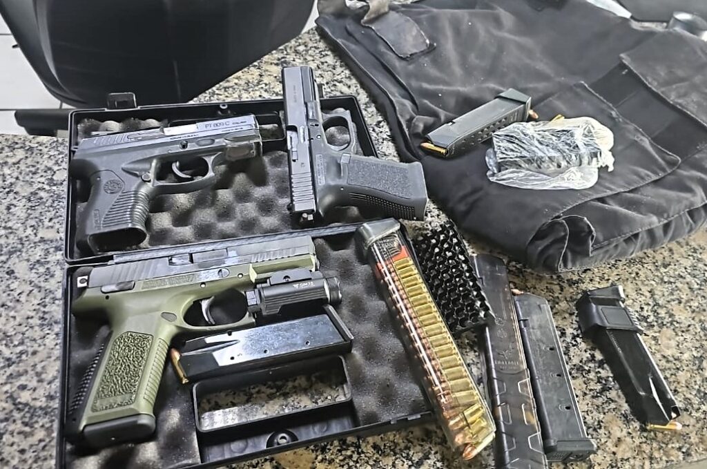 Homem é preso com três pistolas e mais de 160 munições na BR-101