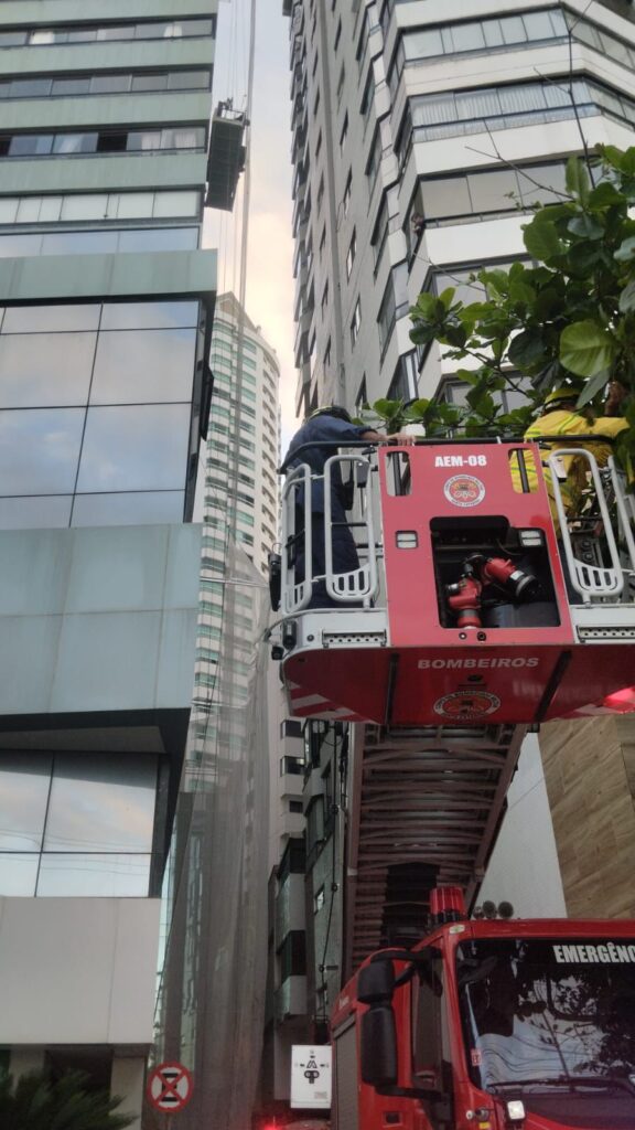 Homem é resgatado em andaime no centro de BC