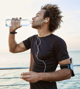 Consumo de água no verão: quanto beber e por que a qualidade é fundamental 