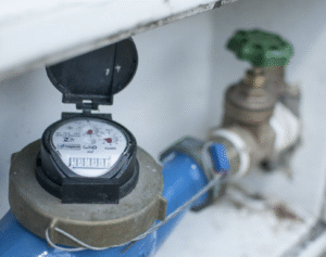 Águas de Camboriú orienta sobre caixa padrão e animais domésticos durante trabalho de leituristas 