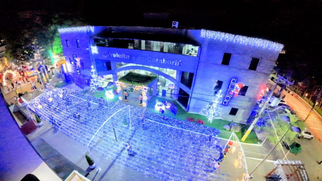 Camboriú abre oficialmente o Natal com noite de encanto, luzes e a chegada do Papai Noel