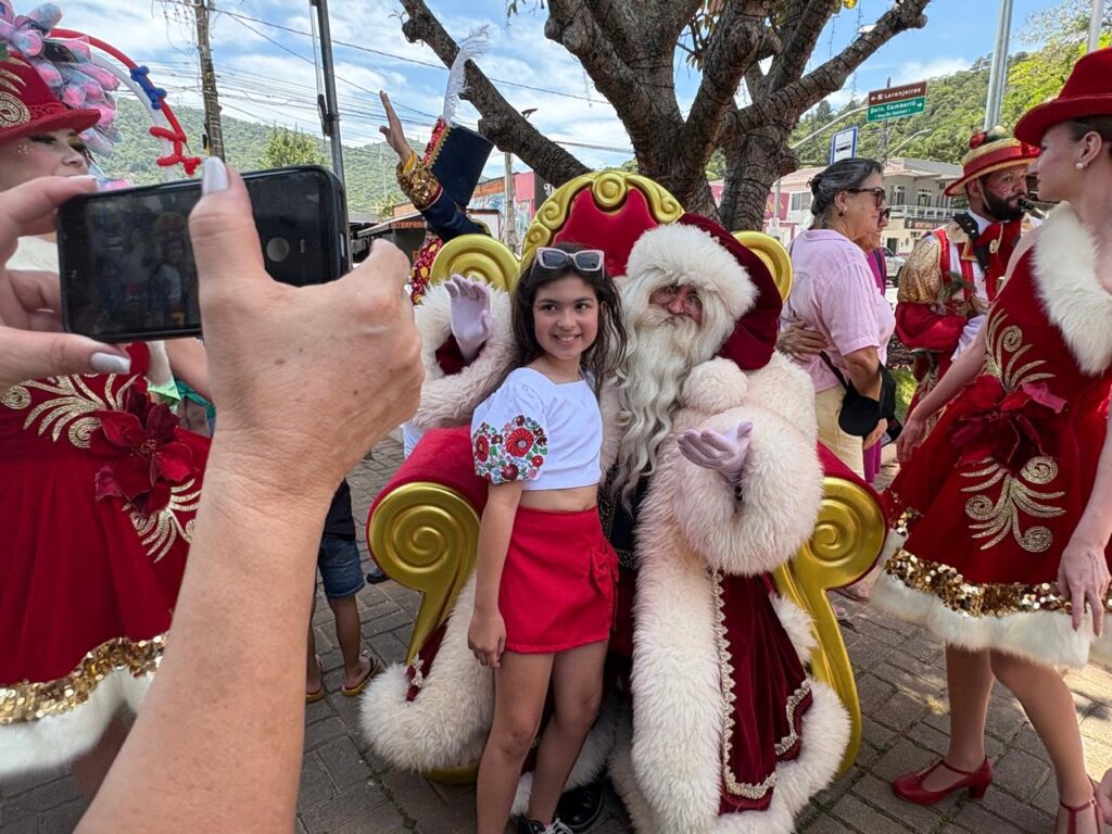 Bairros Nações e Iate Clube recebem parada natalina nesta semana