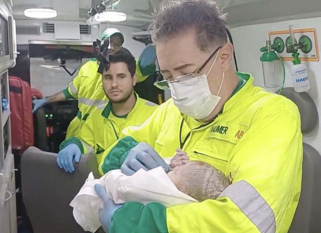 Parto de emergência é realizado às margens da BR-101 em Joinville