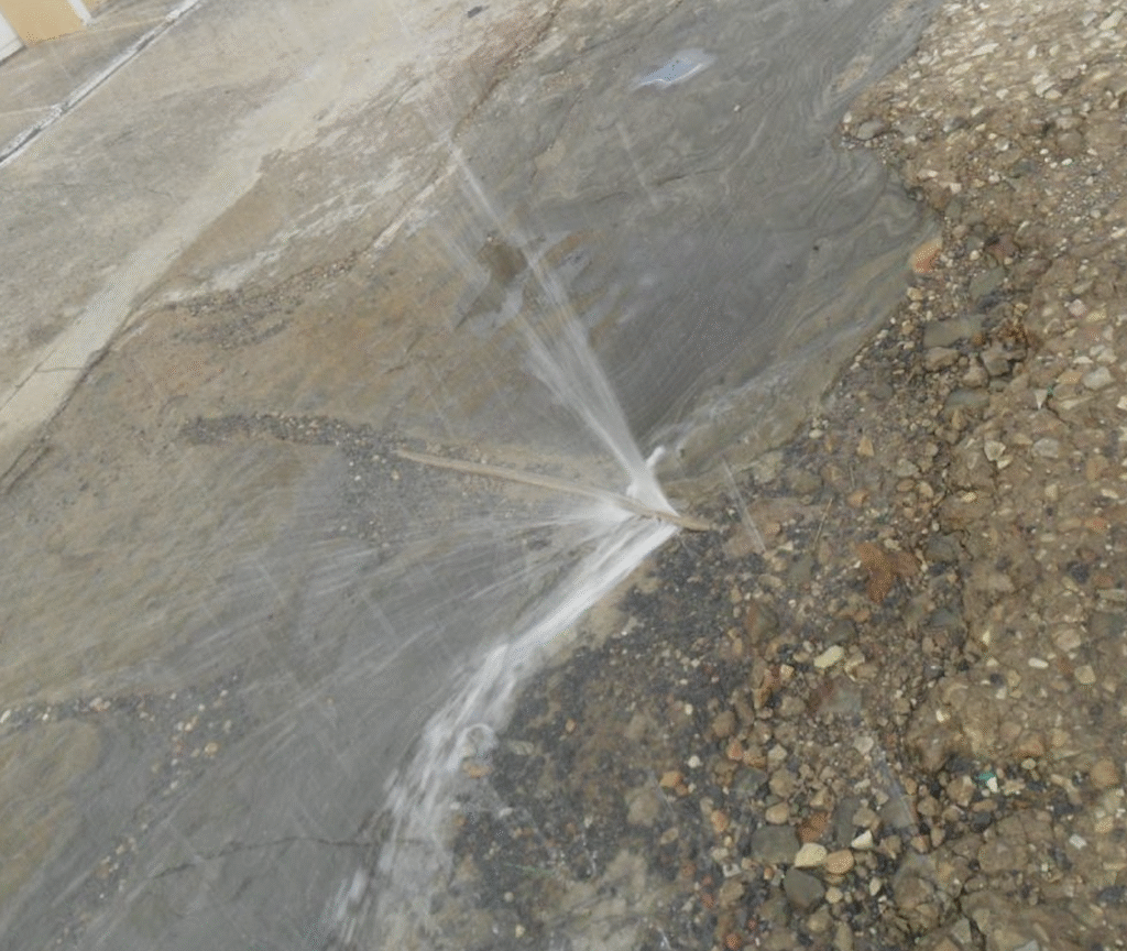 Comunicar vazamentos à Águas de Camboriú é simples e ajuda a evitar falta de água 