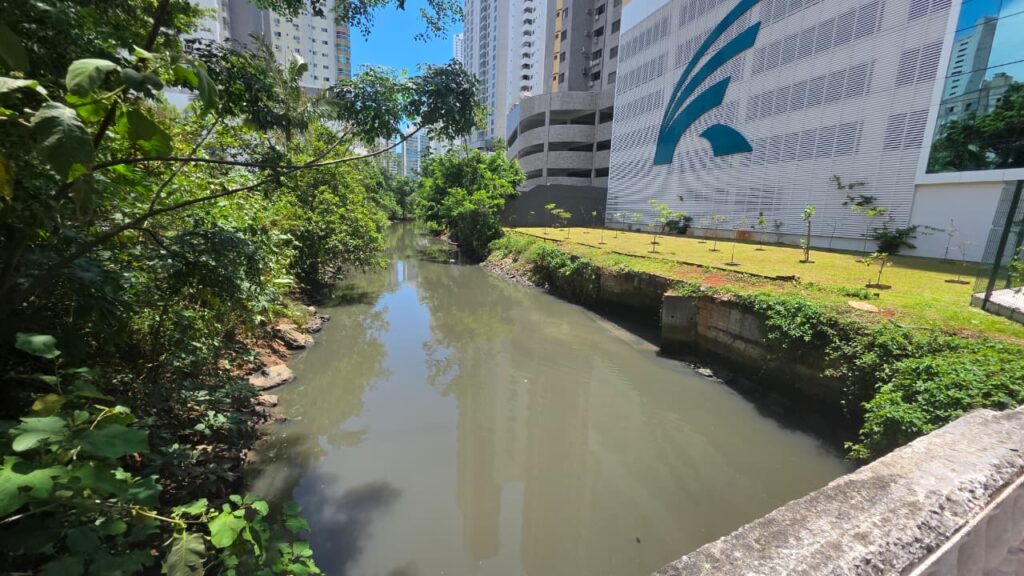 Vazamento de esgoto no Canal do Marambaia no Pontal Norte será investigado pela Emasa