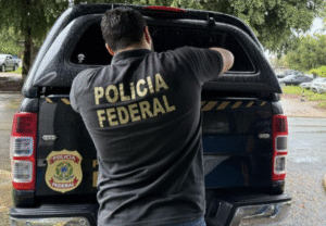 PF faz busca e apreensão em Itapema na segunda fase da OperaÇão Barco de Papel