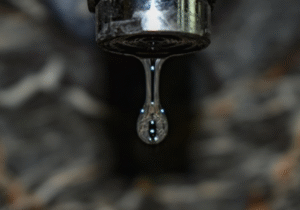 Saiba como identificar vazamentos de água em casa  