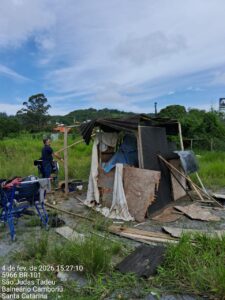 Estrutura irregular na Marginal Leste é demolida pelo Decoi de BC