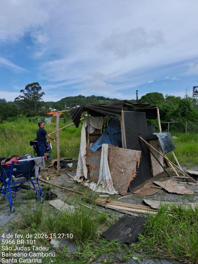 Estrutura irregular na Marginal Leste é demolida pelo Decoi de BC