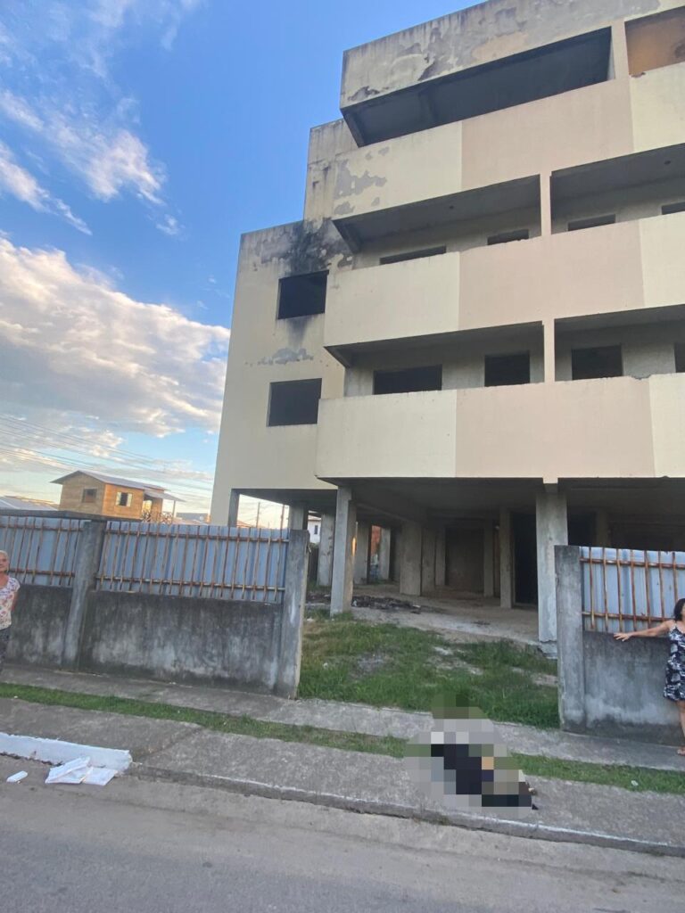 Um homem é preso e dois adolescentes são apreendidos por jogarem cão de um prédio em Itajaí