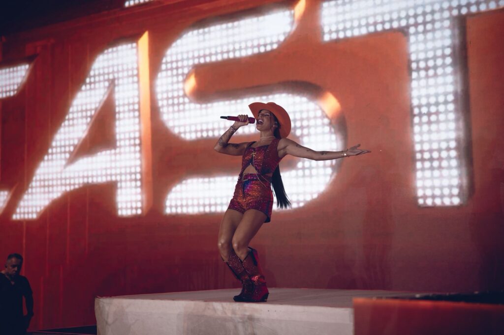 Show de Ana Castela atrai mais de 350 mil pessoas às areias da Praia Central