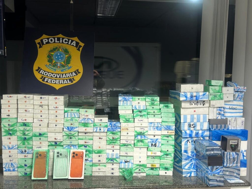 Quase 900 eletrônicos de luxo que seriam entregues em Balneário Camboriú são apreendidos na BR-101