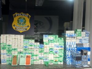 Quase 900 eletrônicos de luxo que seriam entregues em Balneário Camboriú são apreendidos na BR-101