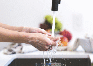 Águas de Camboriú realiza testes rigorosos diários e garante padrão de potabilidade da água 