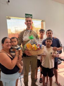 Bebê de 9 meses engasga e é salvo por soldado em Camboriú