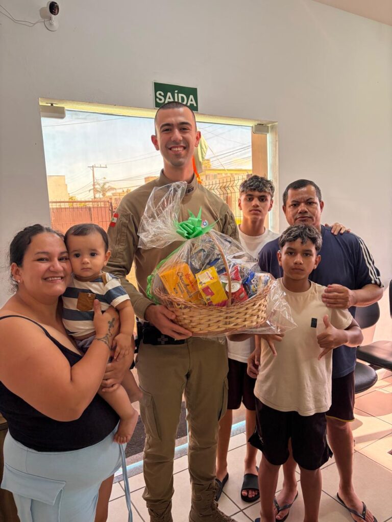 Bebê de 9 meses engasga e é salvo por soldado em Camboriú