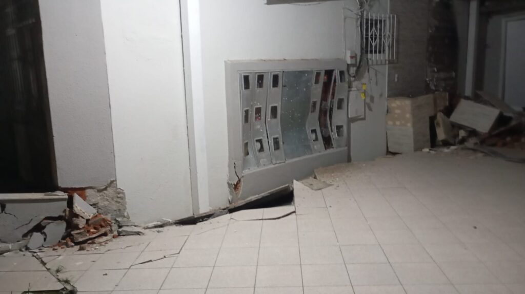 Moradores do prédio que cedeu 30 centímetros, em Itajaí, são levados para um abrigo do município