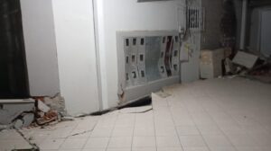 Moradores do prédio que cedeu 30 centímetros, em Itajaí, são levados para um abrigo do município