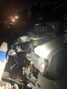 Racha termina em acidente com queda de postes e deixa via sem energia em camboriú