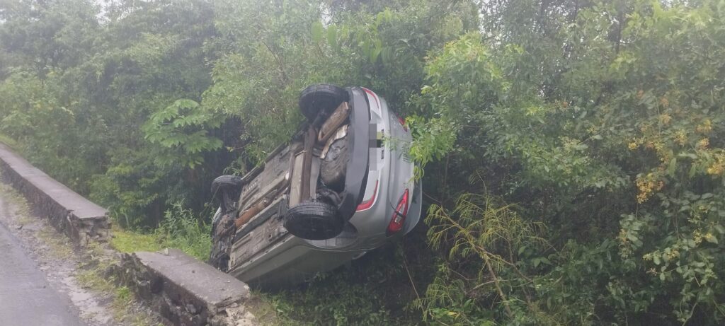 Veículo derrapa e sai da pista na avenida rodesindo pavan