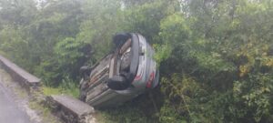 Veículo derrapa e sai da pista na avenida rodesindo pavan