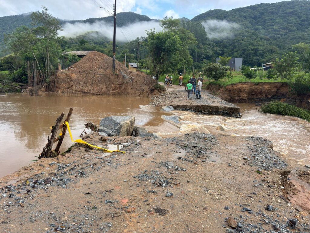 Chuvas intensas danificam acesso provisório na Cobra Fria