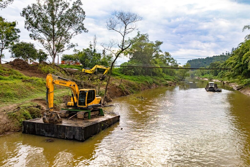 SC realiza mutirão de  limpeza de mais de 350 km de rios​​​​​​​​​​​​​​​​