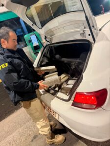 Jovens são presos com 50 kg de maconha na BR-101 em Porto Belo