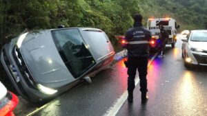 Veículo abandonado após tombamento é removido na Estrada da Rainha
