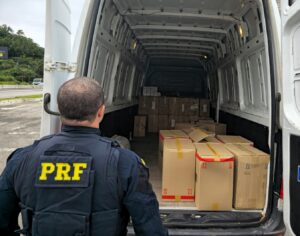 Furgão é apreendido na BR101 com cigarros contrabandeados do Paraguai R$ 88 mil em dinheiro