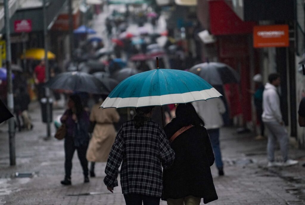 Chuva retorna a Santa Catarina no fim de semana e temperaturas seguem baixas em todo o estado