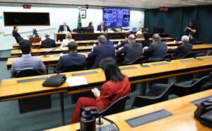 Setor empresarial pede redução de encargos trabalhistas e critica fim da escala 6×1