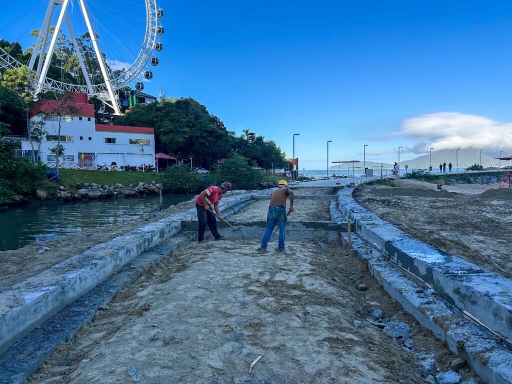 Trecho de acesso ao molhe do Pontal Norte começa a ser reconstruído