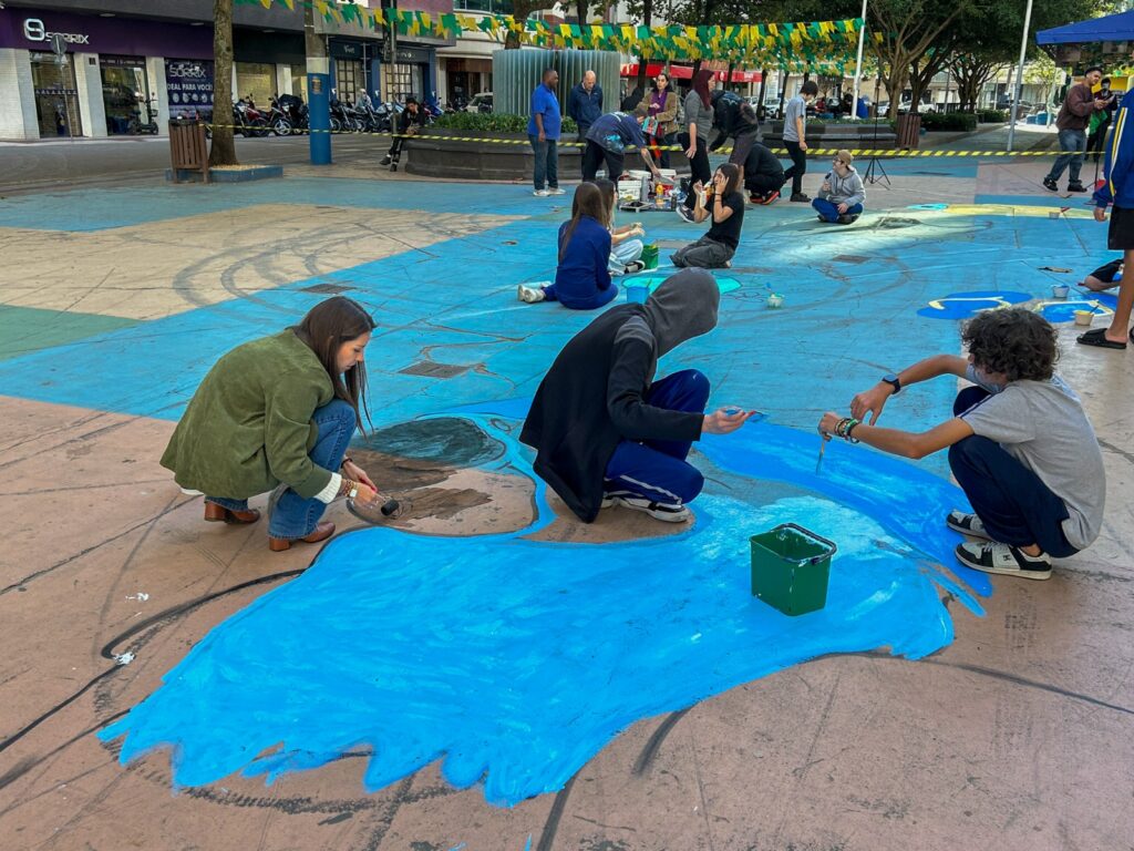 Praça da Bíblia ganha pintura artística inspirada no Brasil e na Copa do Mundo