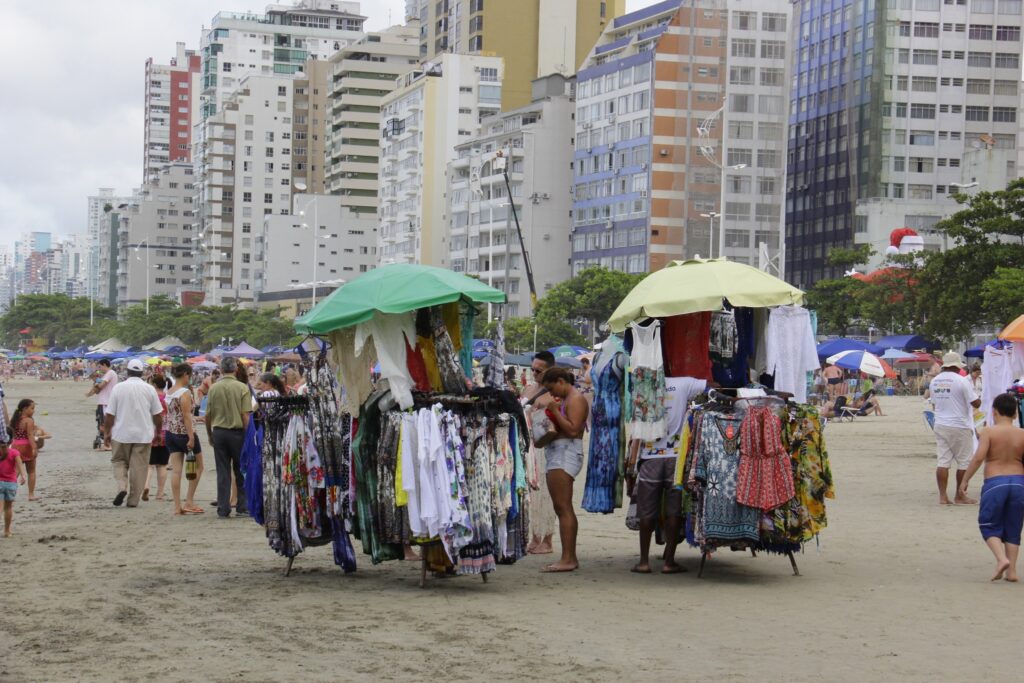 Sancionada lei que regulamenta o comércio ambulante em Balneário Camboriú