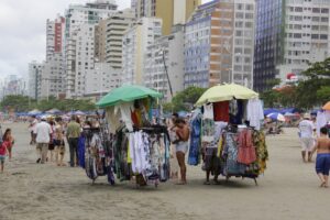 Sancionada lei que regulamenta o comércio ambulante em Balneário Camboriú
