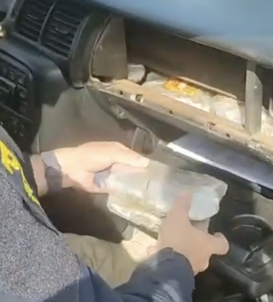 Automóvel recheado de drogas escondidas é interceptada na BR 101. Motorista era procurado pela Justiça de São Paulo pelo crime de roubo