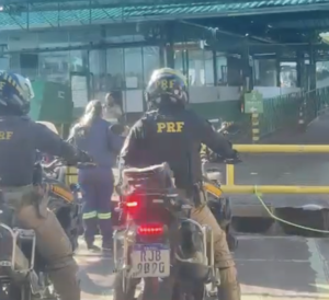 Policiais abrem caminho no trânsito de Itajaí e Navegantes para transporte de pulmão destinado a transplante