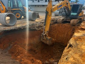 Dois servidores de Camboriú foram atingidos após o deslizamento de uma barreira de terra