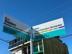 Camboriú instala a  primeira etapa do novo modelo de placas de identificação de ruas